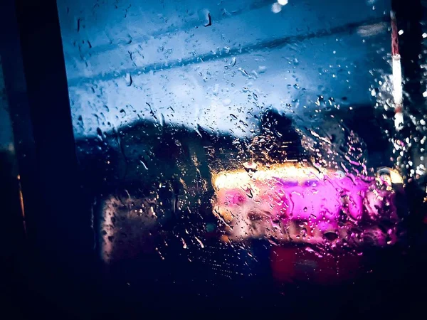 Σταγόνες Νερού Στο Παράθυρο Του Αυτοκινήτου Φόντο Φώτα Της Νύχτας — Φωτογραφία Αρχείου
