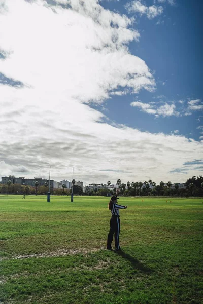 Ένα Κάθετο Πλάνο Ενός Κοριτσιού Που Έπαιζε Ποδόσφαιρο Ένα Γήπεδο — Φωτογραφία Αρχείου