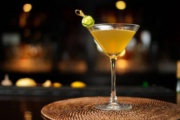 Close Delicioso Cocktail Refrescante Balcão Bar — Fotografia de Stock