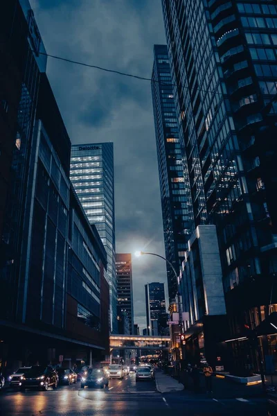 Ein Stadtbild Das Abends Von Gebäuden Umgeben Ist — Stockfoto