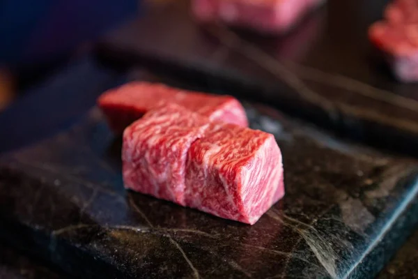 Steak Wagyu Cru Sur Plaque Marbre Noir — Photo