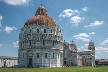 Arka planda Pisa Kulesi olan San Giovanni Baptistery, İtalya