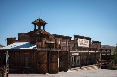 Uzak batıdaki bir kasabada itfaiye binası.