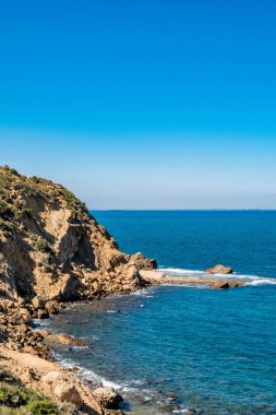 Tunus 'un Korbous kıyısındaki kaya oluşumlarının dikey çekimi.