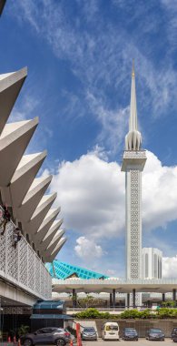 Malezya Ulusal Camii 'nin 73 metre yüksekliğindeki minaresi ana toplantı salonunun yeşil kiremit çatısının üzerinde yer almaktadır..