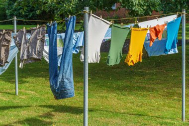 Güneşli bir günde kurutmak için çamaşır ipine asılmış bir çamaşır ipi.