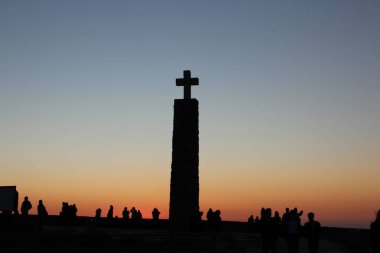 Günbatımında Cabo da Roca anıtının güzel bir manzarası