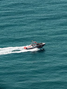 Denizde iz bırakan bir tekne.