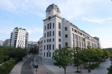 Tarihi Grands Moulins, Fransa 'nın Paris şehrinin dışında inşa ediyor.