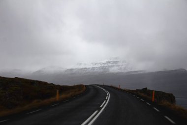 Dağlarla çevrili bir yol manzarası
