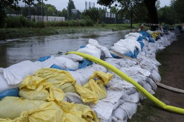 Düsseldorf, Almanya 'daki su basmış bodrumlardan su pompalamak için bir dizi kum torbası ve hortum.