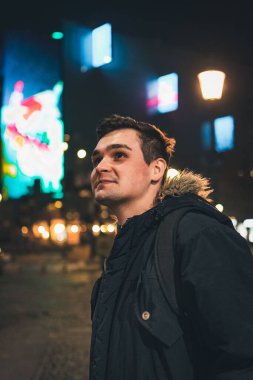 Geceleri açık havada beyaz bir kadının dikey görüntüsü.