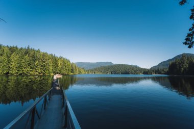 Baharda Sasamat Gölü, Kanada, Britanya Kolumbiyası üzerindeki güzel bir rıhtım manzarası