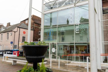 İngiltere 'nin Dorset kentindeki Poole kasabasındaki Poole Müzesi ve Turist Bilgi Merkezi.