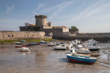 Fransa 'da Fort de Socoa yakınlarındaki kumlu sahildeki tekneler.