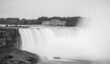 Niagara Şelaleleri 'nin gri pulu ve ABD ve Kanada sınırındaki ağaçlar