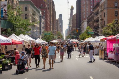 New York 'un merkezinde kalabalık bir sokak pazarı kuruluyor..
