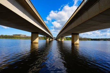 Burley Griffin Gölü üzerindeki Commonwealth Bulvarı Köprüsü 'nün güzel alçak açılı manzarası.