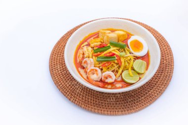 Beyaz arka planda bir kase Japon eriştesi.