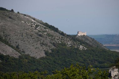 Çek Cumhuriyeti 'nin Güney Moravya bölgesindeki Palava' da iki ortaçağ şatosu harabesi