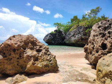 Endonezya 'daki Padang Padang Sahili' ndeki dev kayalar.