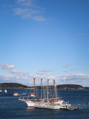 Maine, ABD 'deki Bar Harbor' da demirlemiş eski bir geminin dikey görüntüsü.