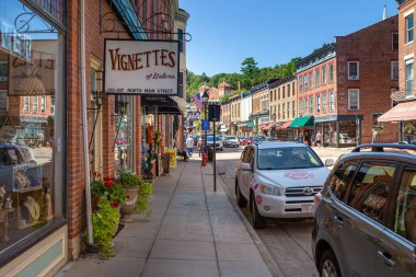 Galena, Illinois 'in ana caddesi boyunca uzanan antika dükkanlar ve tarihi tuğla binalar.