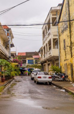 Merkez Battambang, Kamboçya 'da koloni evleri ve dükkanları olan bir caddenin dikey görüntüsü.