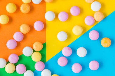 Renkli arkaplanda renkli çember şekerler - mükemmel duvar kağıdı