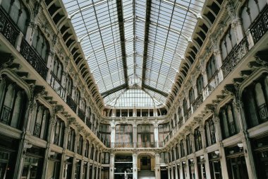 İtalya, Torino 'daki mimari geçidin güzel bir manzarası.