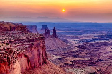 Mesa Kemer Kanyonları Ulusal Parkı 'nın üzerinde altın bir gün doğumu