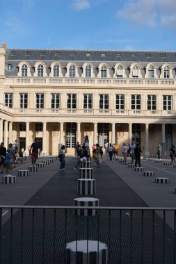 Fransa, Paris 'teki Buren Sütunları' nda eğlenen çocukların dikey çekimi.