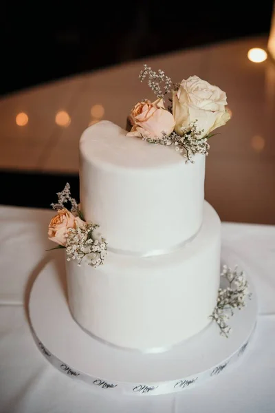 一个用玫瑰装饰的婚礼蛋糕的垂直照片 — 图库照片