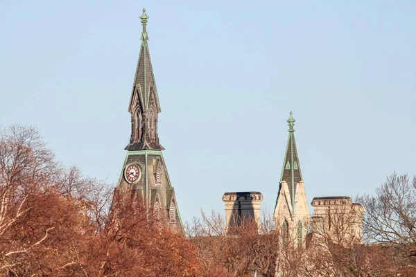 Twee Kerk Torent Achter Bomen Tegen Een Heldere Blauwe Lucht — Stockfoto