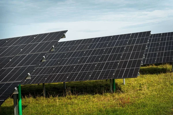 Панели Солнечной Системы Большой Фотоэлектрической Электростанции Зеленом Поле — стоковое фото