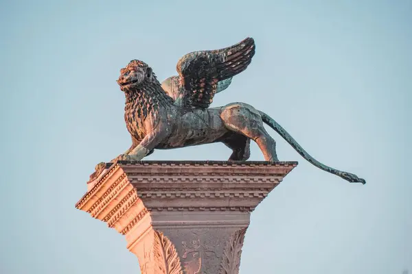 ヴェネツィアの青空の背景にヴェネツィアの彫刻のライオン イタリア — ストック写真