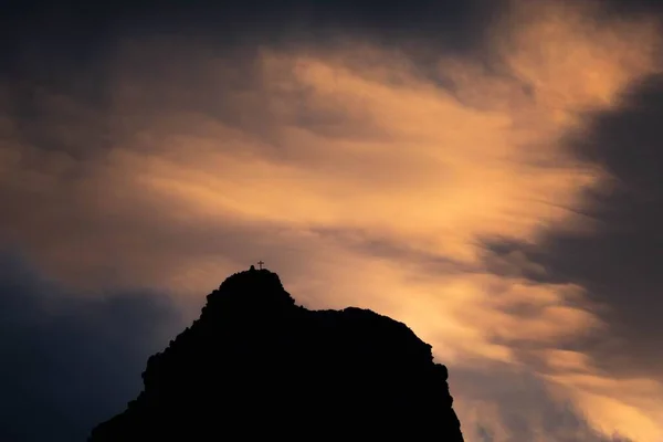 日没時のカラフルな空の下の山々のシルエット — ストック写真