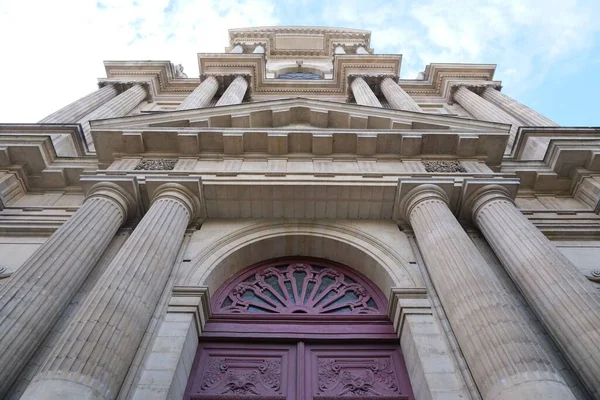 フランスパリの歴史的建造物の外観の低角度ショット — ストック写真