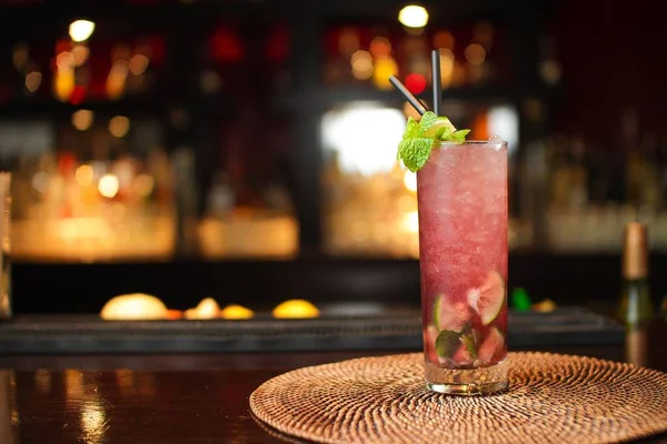 Een Close Van Een Verfrissende Citrusachtige Cocktail Een Bar Teller — Stockfoto