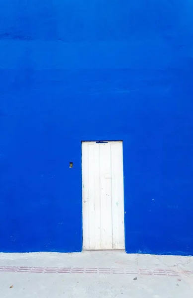 Ogromny Niebieski Mur Białymi Metalowymi Drzwiami — Zdjęcie stockowe