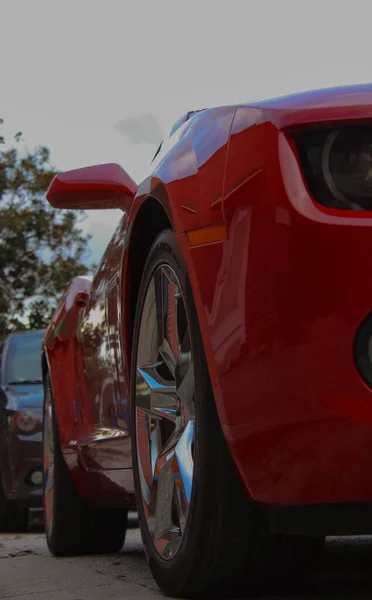 Pionowe Niskie Ujęcie Czerwonego Chevroleta Camaro Samochodu Zaparkowanego Ulicy — Zdjęcie stockowe