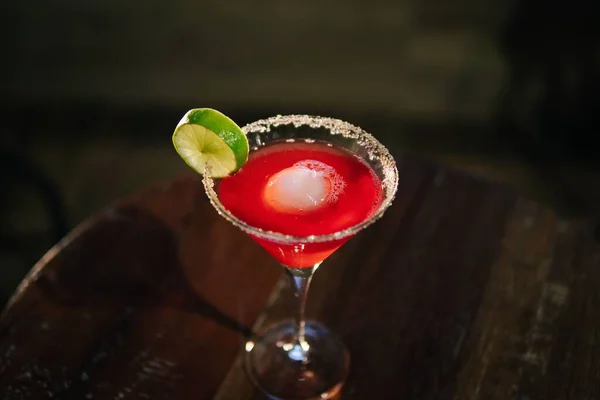 Ett Glas Kosmopolitisk Cocktail Bordet — Stockfoto