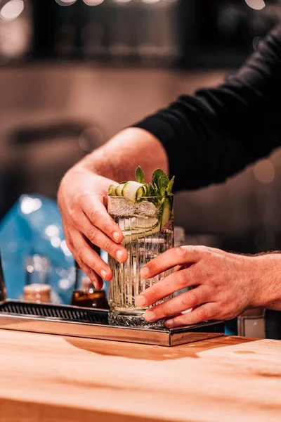 Vertikal Bild Bartender Händer Gör Cocktail — Stockfoto