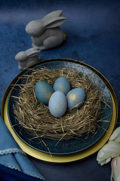 Uma Vista Perto Ovos Cor Azul Prato Decorado Como Ninho — Fotografia de Stock