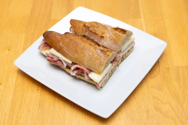 Dwa Plasterki Ham Sandwich Umieścić Białym Talerzu Stole Kuchni — Zdjęcie stockowe