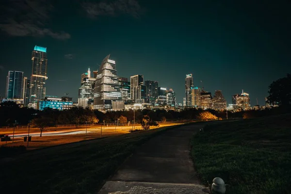 Egy Gyönyörű Felvétel Egy Kivilágított Városról Éjszaka Folyamán — Stock Fotó