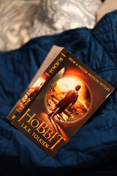 Enfoque Selectivo Novela Tolkien Hobbit Una Sábana Poznan Polonia —  Fotos de Stock