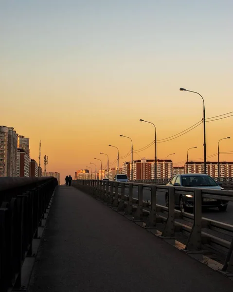 Gün Batımında Köprüden Geçen Arabaların Dikey Görüntüsü Moskova Rusya — Stok fotoğraf
