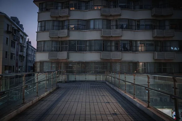Ein Blick Von Der Fußgängerbrücke Auf Ein Wohnhaus Der Nacht — Stockfoto
