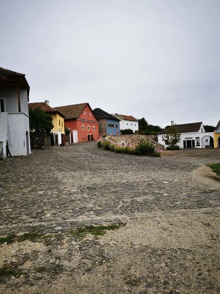 Eine Vertikale Aufnahme Einer Kleinstadt Mit Bunten Häusern — Stockfoto